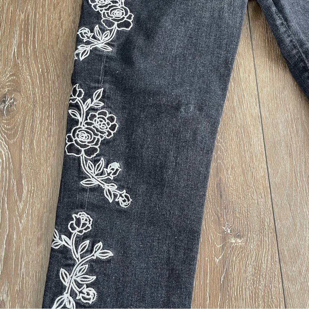 Levi’s 721 High Rise Skinny Floral Embroidered Premium Black Jeans Size 27 - Picture 4 of 8